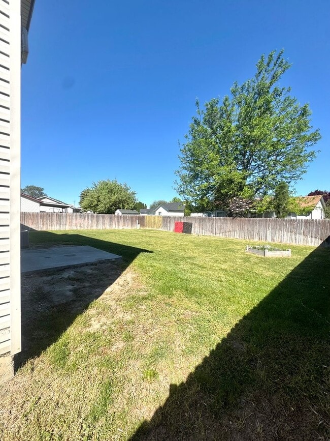 Building Photo - Spacious 5-Bedroom Home in Prime Nampa Location