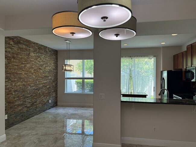Building Photo - Come and Experience This Townhouse