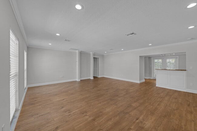 Building Photo - 900 NE 4th St