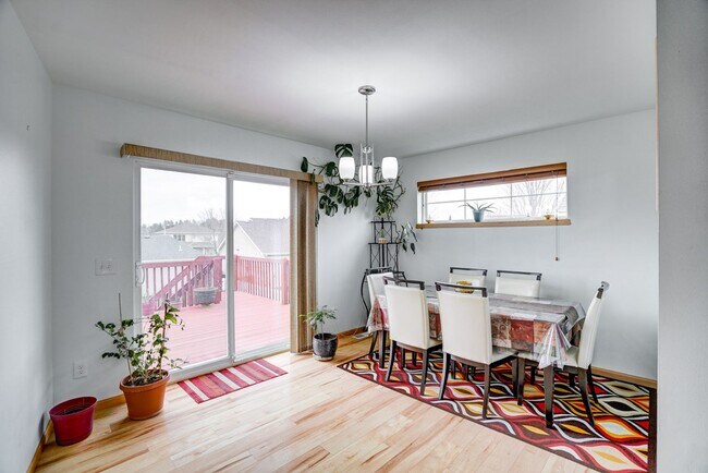 Building Photo - 818 Redan Dr