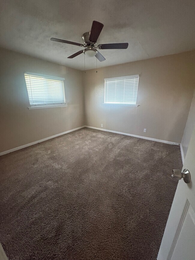 Building Photo - 6832 E Harvey Ave