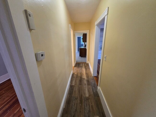 Building Photo - Spacious and Bright 3Bd 1 Bath Available f...