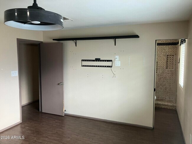 Building Photo - 7613 W Devonshire Ave