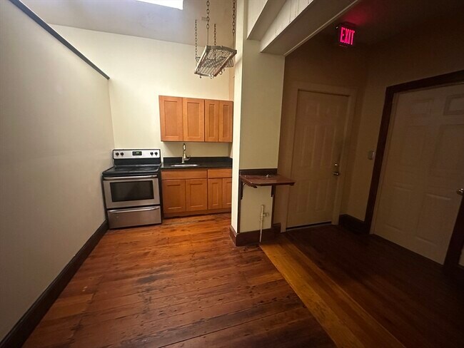 Building Photo - 3 Elm St