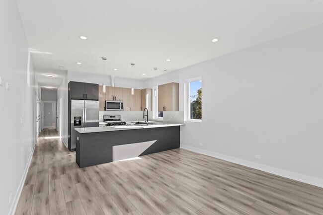 Building Photo - 6343 S Drexel Ave