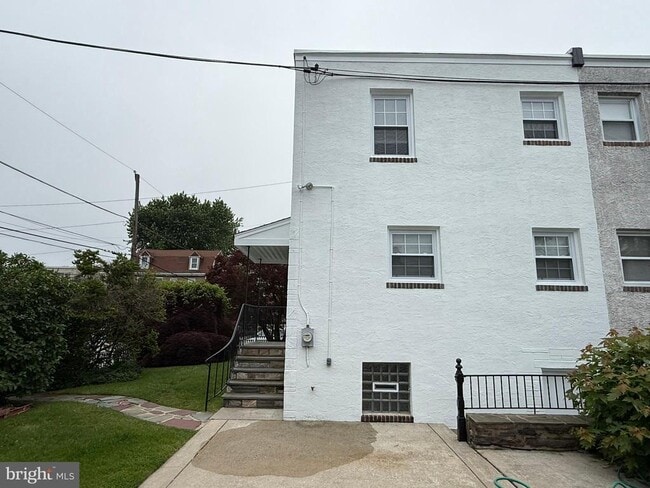 Building Photo - 1000 E Pleasant Ave