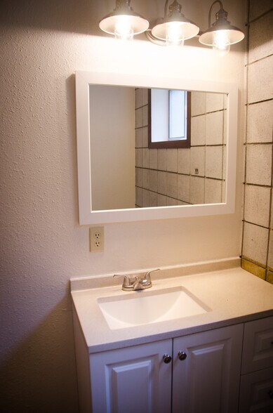 Downstairs bathroom - 11839 Glenwood Rd