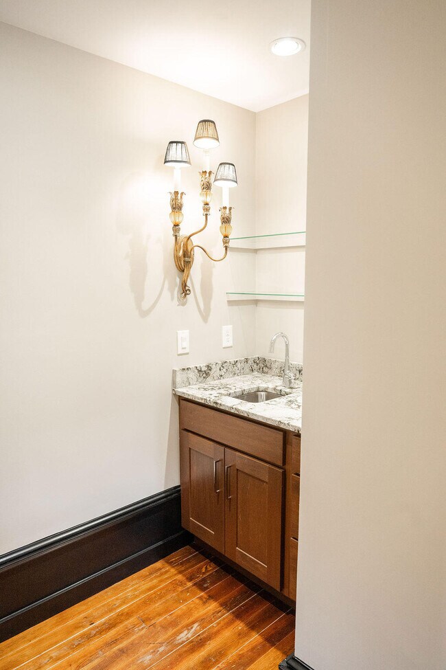 Building Photo - 275 S Limestone