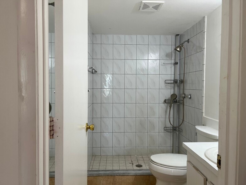 Building Photo - 202 Foxtail Dr