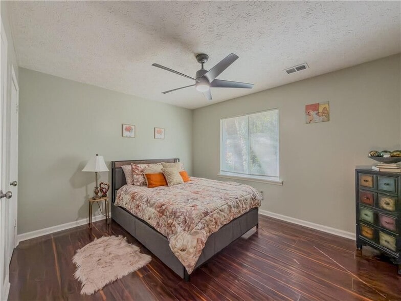 Building Photo - 580 Pineland Cir