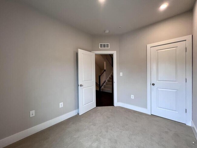 Building Photo - 818 Fern Pl NW