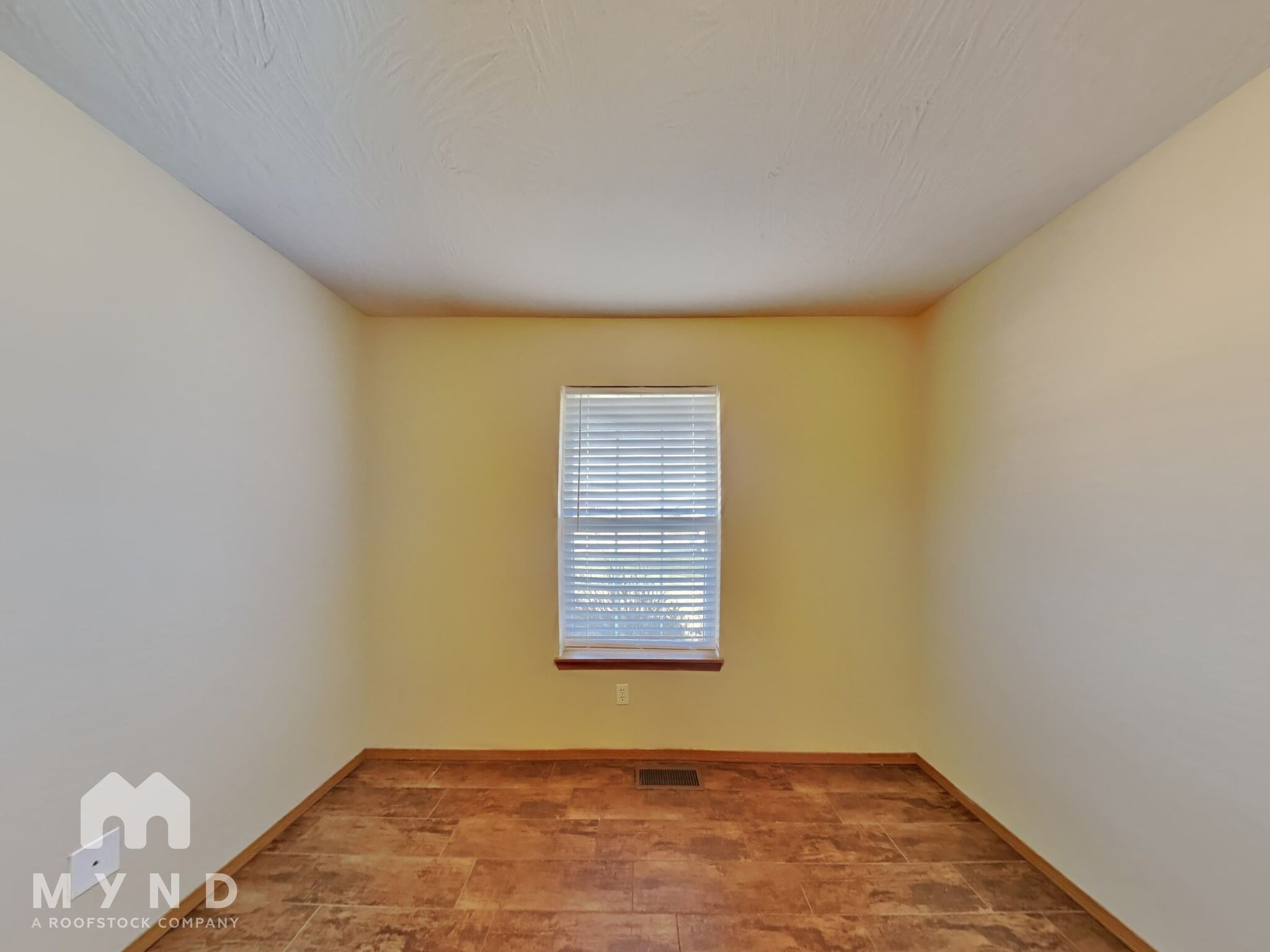 Building Photo - 701 N Pinewood Ave