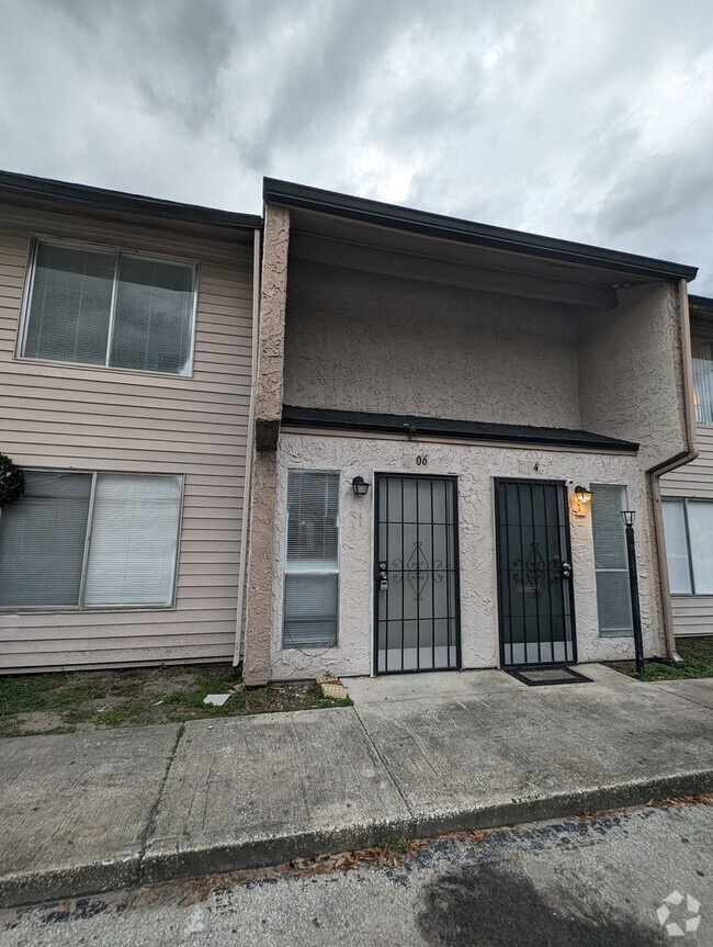 Building Photo - Remodeled and spacious 2 bedrooms with pat...