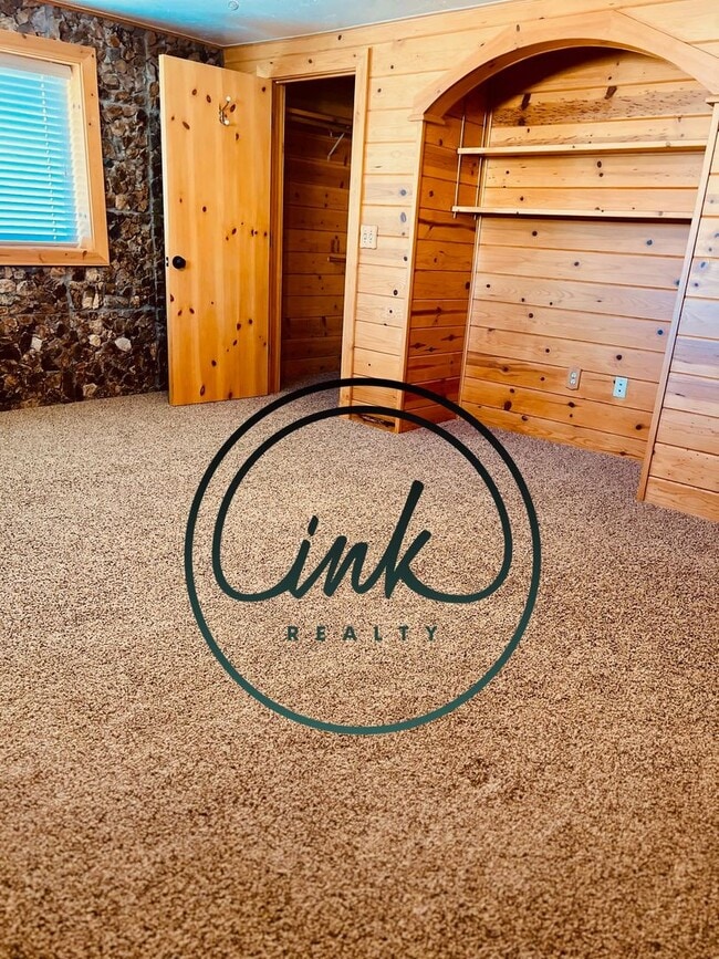 Building Photo - Charming Cabin-Style Home with Stunning To...