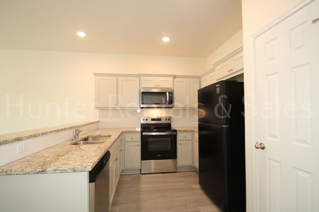 Building Photo - Modern New Construction Duplex