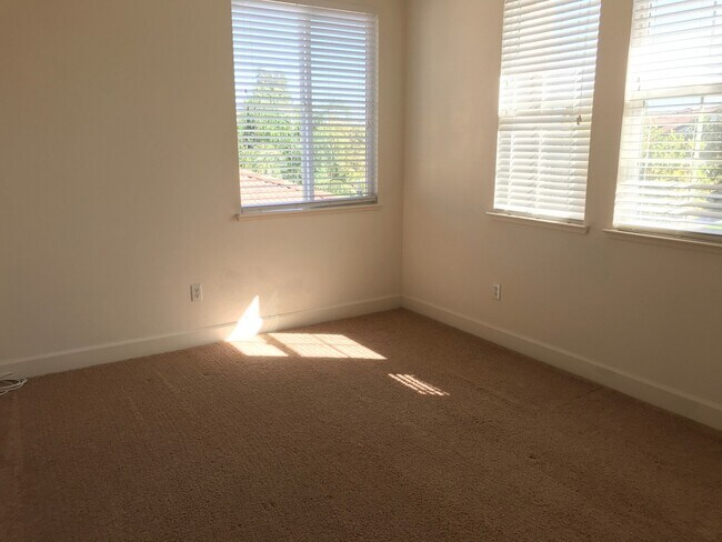 Building Photo - Beautiful Plumas Lake Home