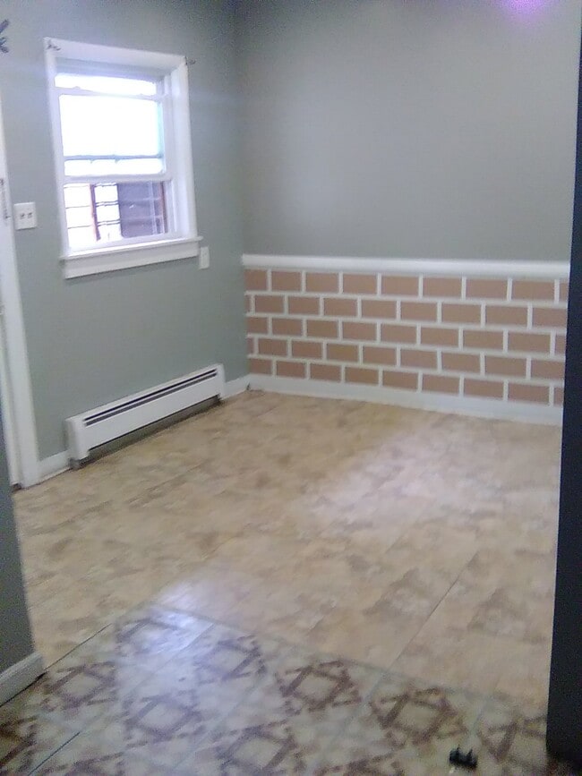 Building Photo - 573 Roosevelt Ave
