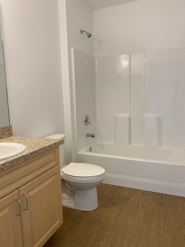 Building Photo - 3/2.5/1 Spacious Townhome