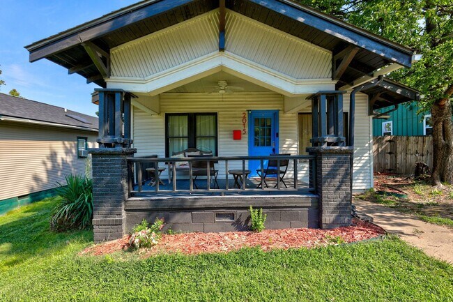 Building Photo - Relax, Unpack & Stay Awhile! Your Fully Furnished Owen Park Retreat Awaits!