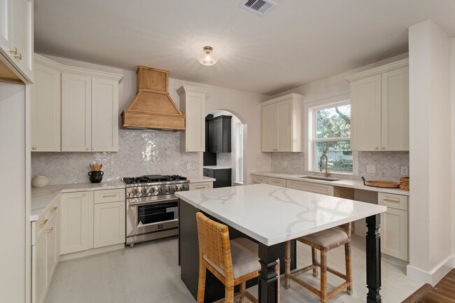 Building Photo - 918 Front St