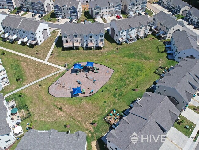 Building Photo - Beautiful End-Unit Townhouse with Pond Vie...