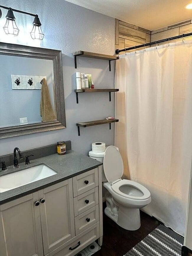 Building Photo - Beautiful 3 Bedroom/ 2 Bath condominium wi...