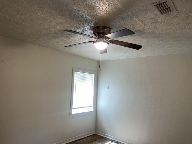 Building Photo - 2504 Danson St