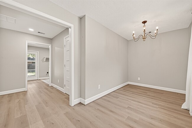 Building Photo - 1611 Drexel Dr