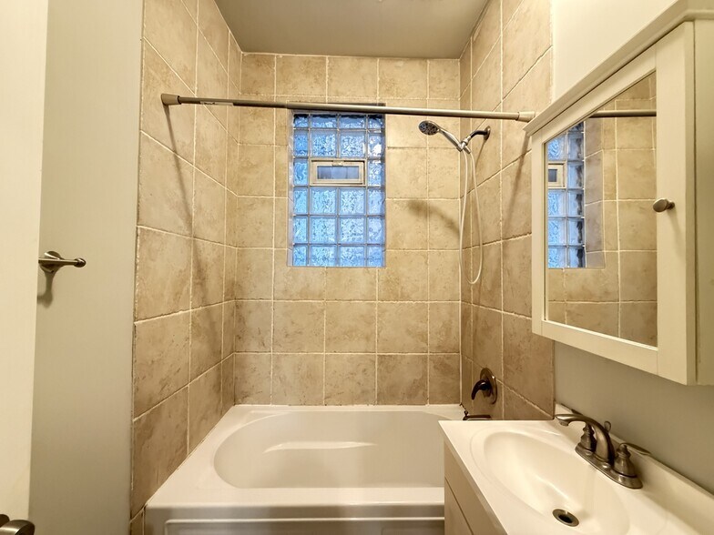 Building Photo - 525 W Surf