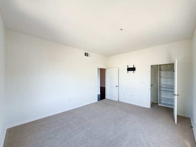 Building Photo - Beautiful Penthouse - 2bd 2 ba