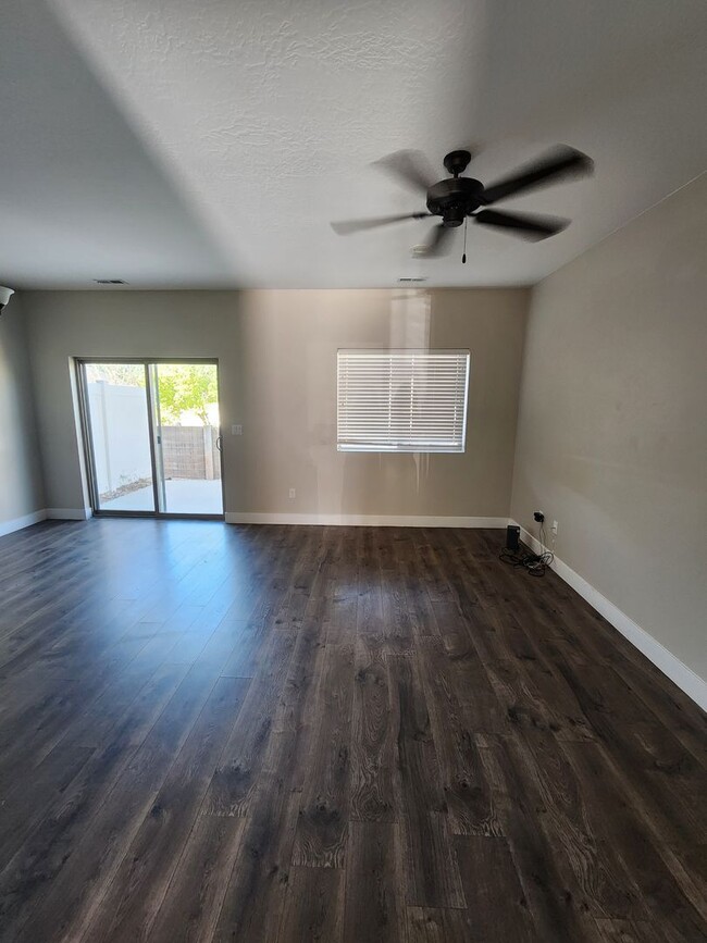 Building Photo - Charming Townhome