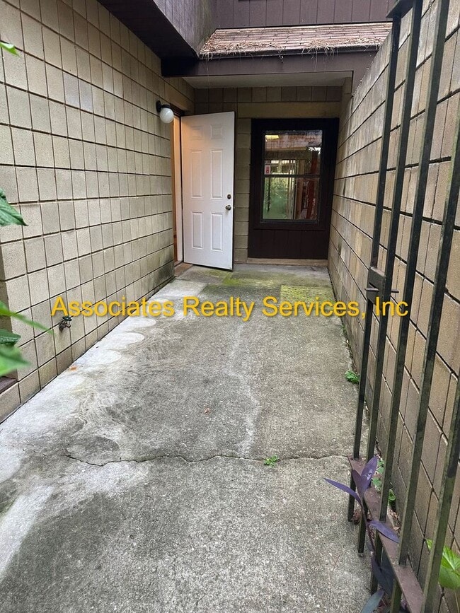 Building Photo - Charming 2 Bedroom, 2 Bath Home Near Veteran’s Park – A Must See!