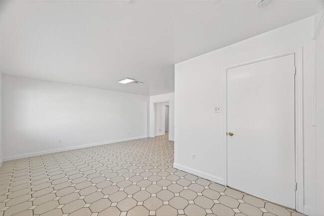 Building Photo - 9011 Landsdowne Dr