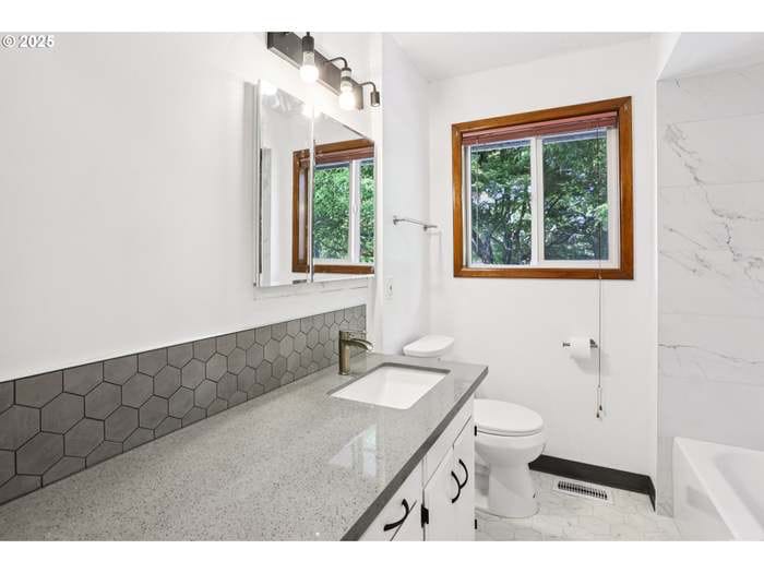 Building Photo - 10925 NE Skidmore St