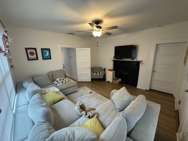 Building Photo - Awesome 3 Bed Close to Campus