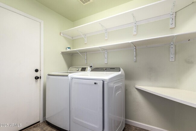 Building Photo - 881 E Appaloosa Rd