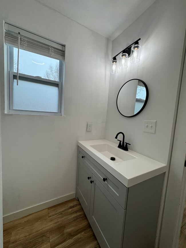 Building Photo - 512 W 10th St