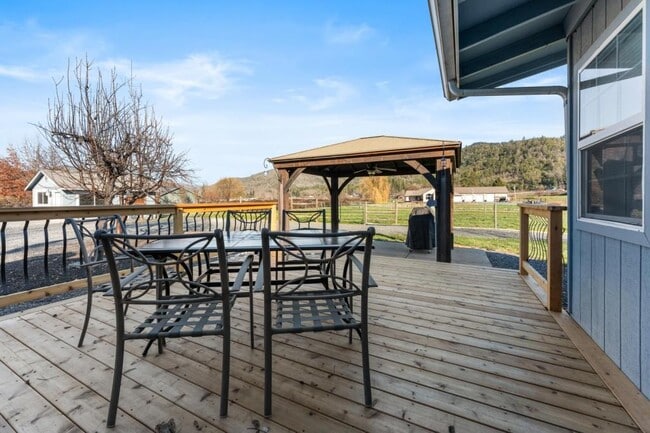 Building Photo - 255 Foots Creek Rd