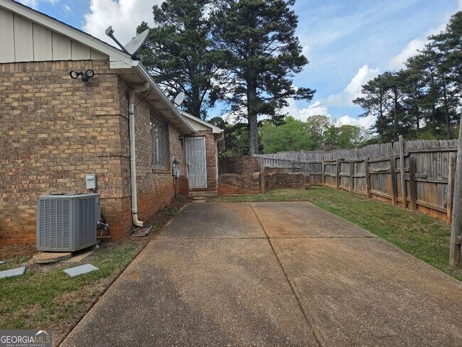 Building Photo - 2120 Fieldstone View Ct SE