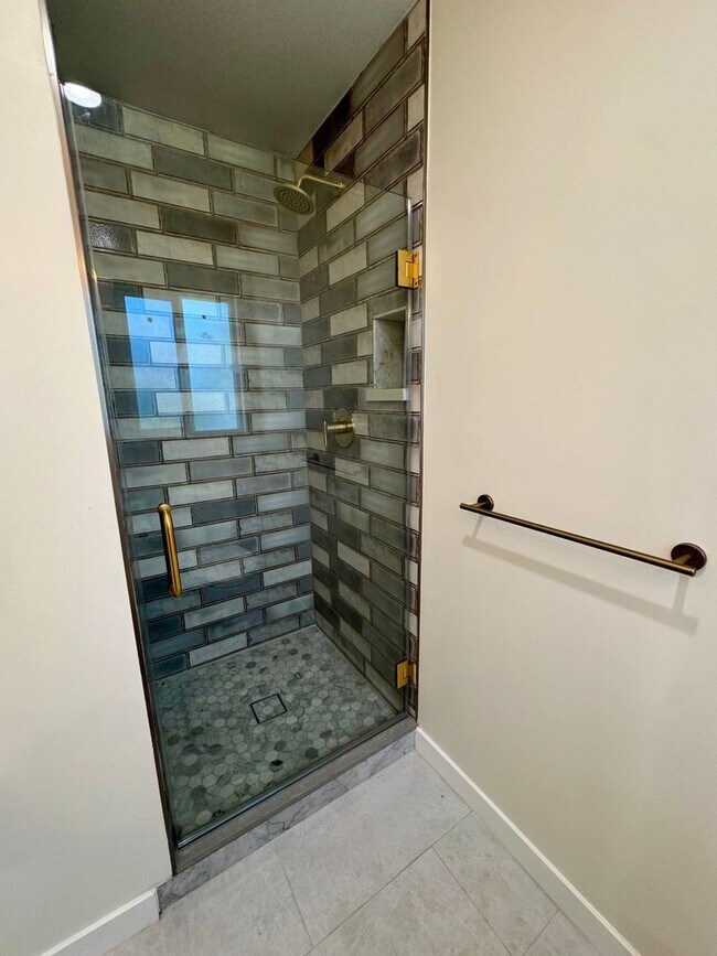 Building Photo - Newly Remodeled Gorgeous Open Floor Plan o...