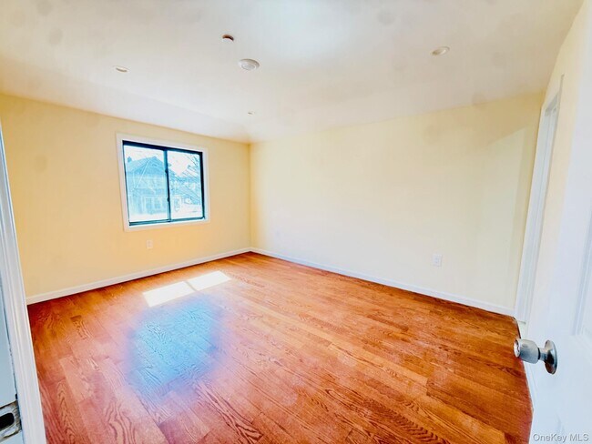 Building Photo - 139-18 Lakewood Ave