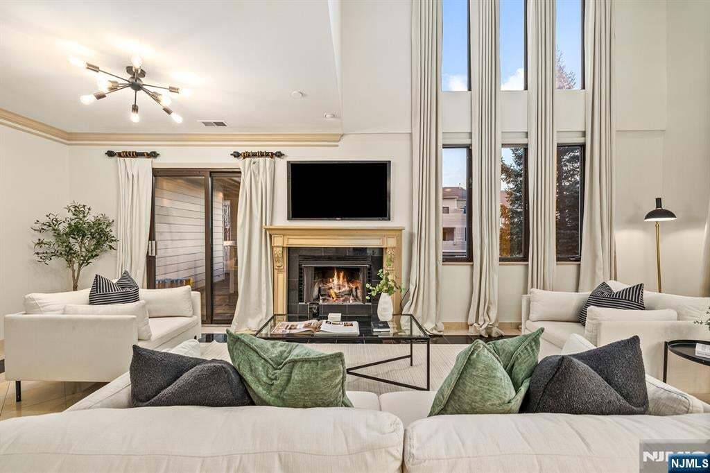 Building Photo - 750 Mainsail Ln