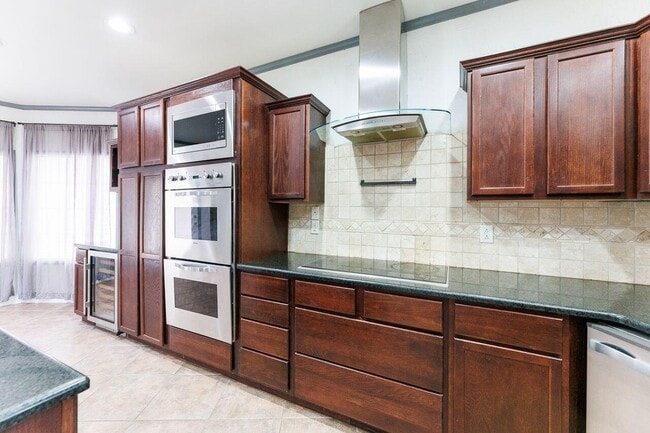 Building Photo - 5811 11th Pl