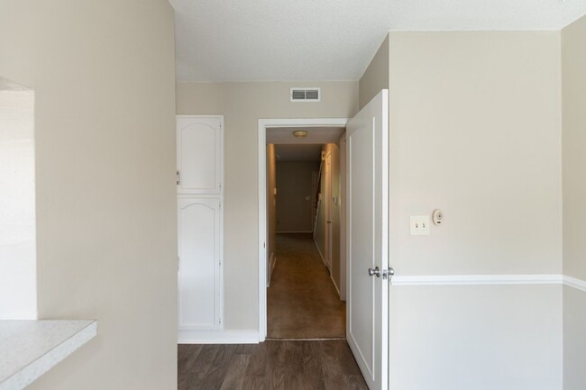 Building Photo - 2 bed 1.5 bath townhome located in the Mil...