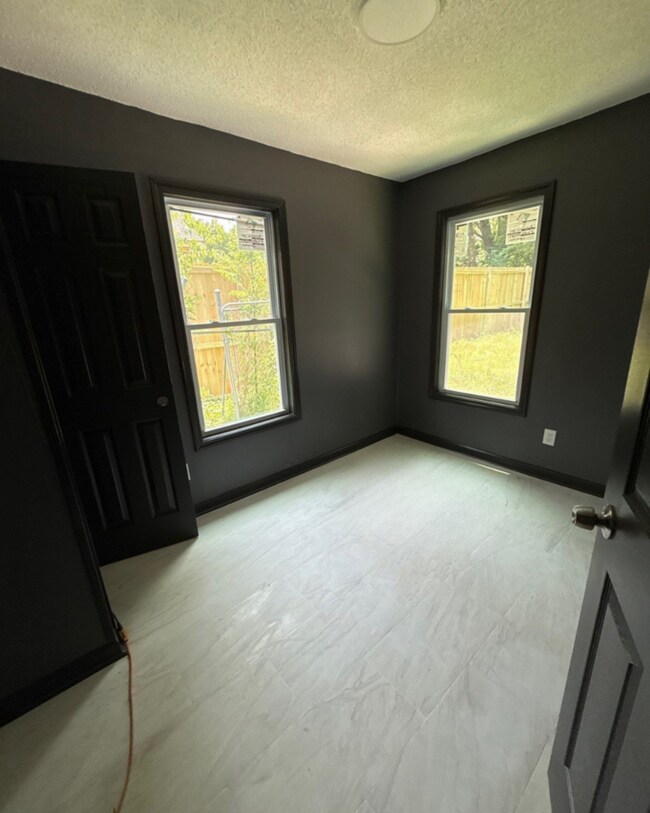 Building Photo - 2543 Pershing Ave