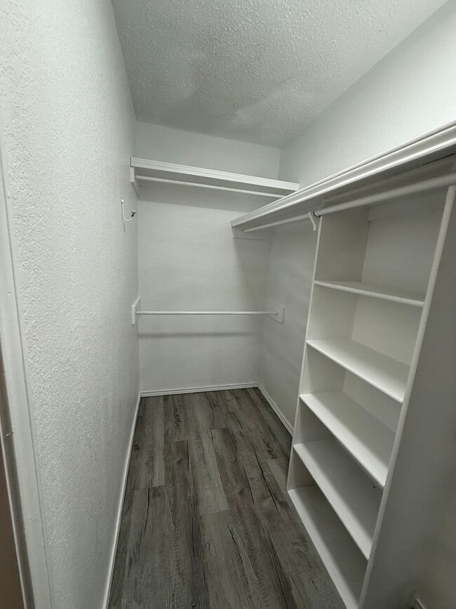 Building Photo - 4 Bed Brick Home! Zia School District! - Pets Welcome!!!