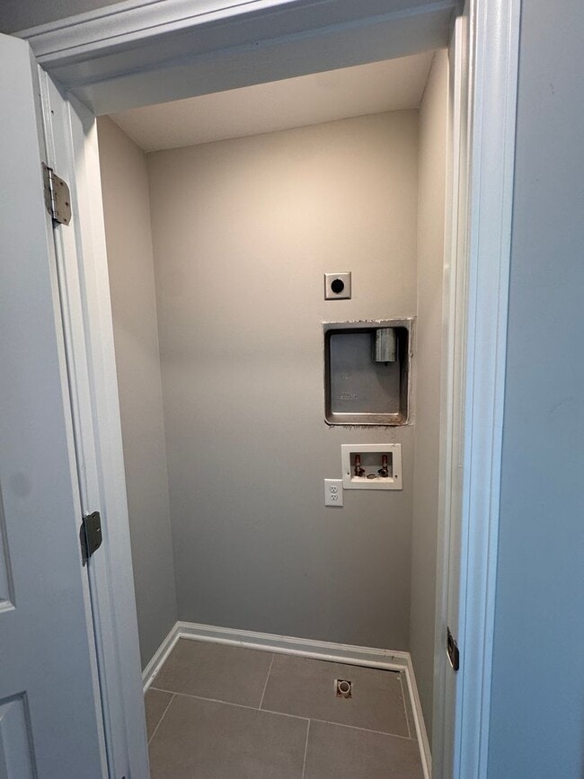 Building Photo - Modern 3 Bedroom, 2.5 Bath Townhouse in Columbia! Apply-your application fee will be credited to ...