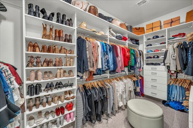 Building Photo - Beautiful 6-Bedroom, 5-Bathroom Home for Rent in Moorland Park