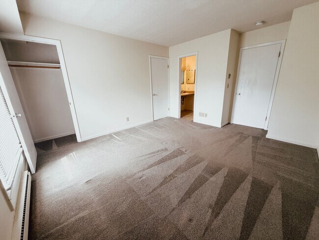 Building Photo - 2BD/1.5BA Beautiful Townhome - Right Near Oakledge Park!