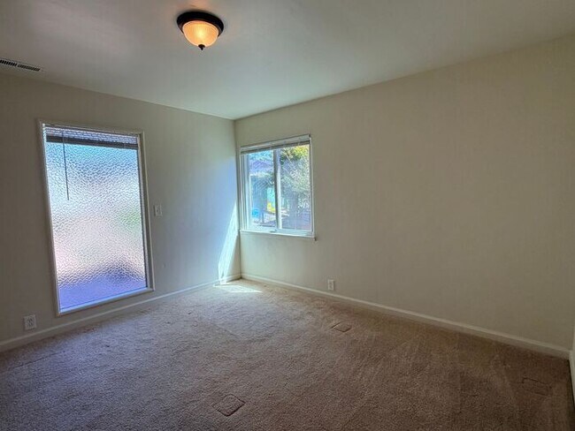Building Photo - 3 Bed and 3 Bath Home Located Off of Forest Ave
